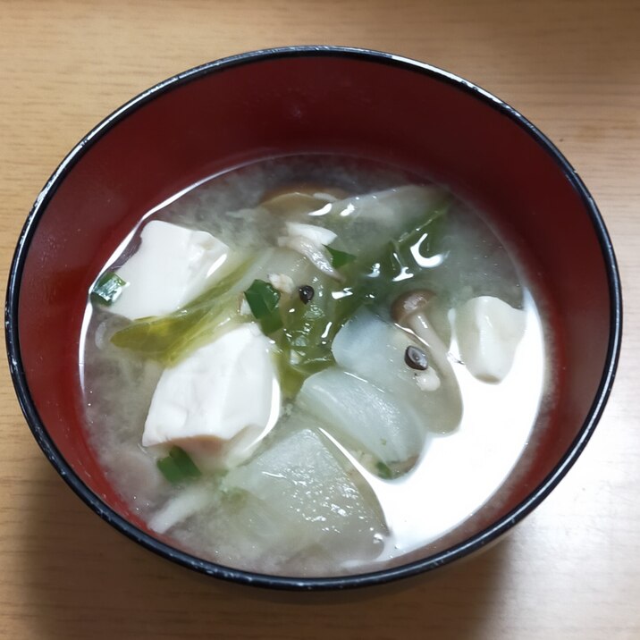 しめじと白菜と小松菜と豆腐の味噌汁
